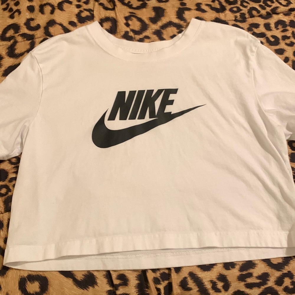 Nike loose fit crop top Brand new!